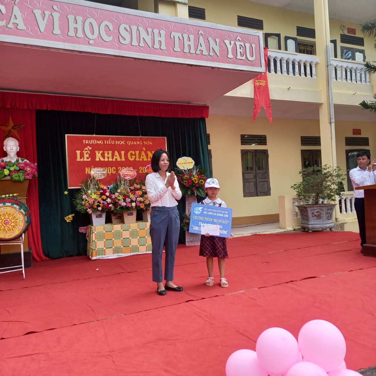 Đồng chí Nguyễn Thị Hanh, Chủ tịch Hội LHPN xã trao học bổng cho em học sinh