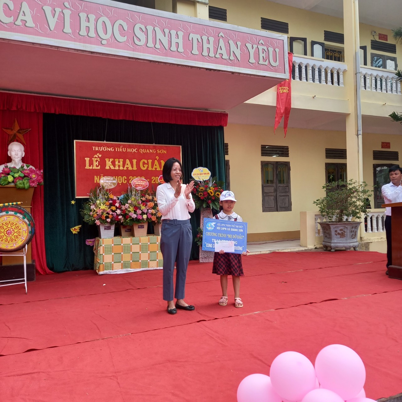 Hội LHPN xã Quang Sơn Sơn đã tiến hành trao học bổng 