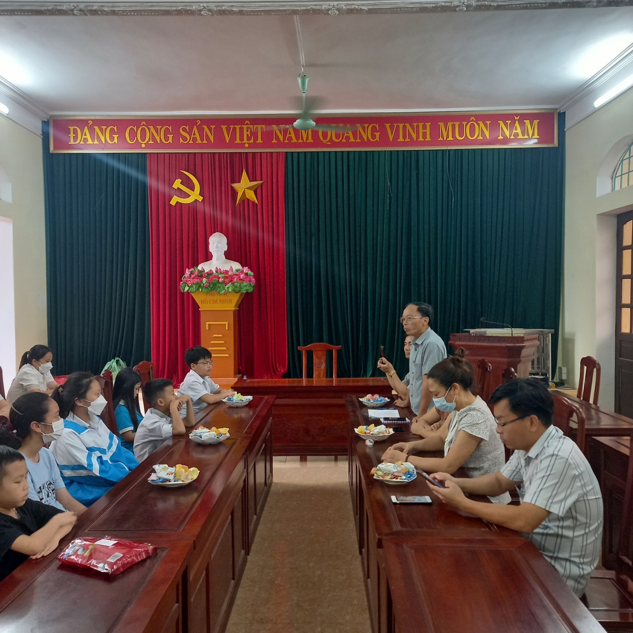 Chi hội Hội Khuyến học cơ quan xã Quang Sơn tổ chức tặng quà cho các cháu là con em cán bộ, công chức xã đạt thành tích cao trong học tập nhân dịp Tết Trung thu