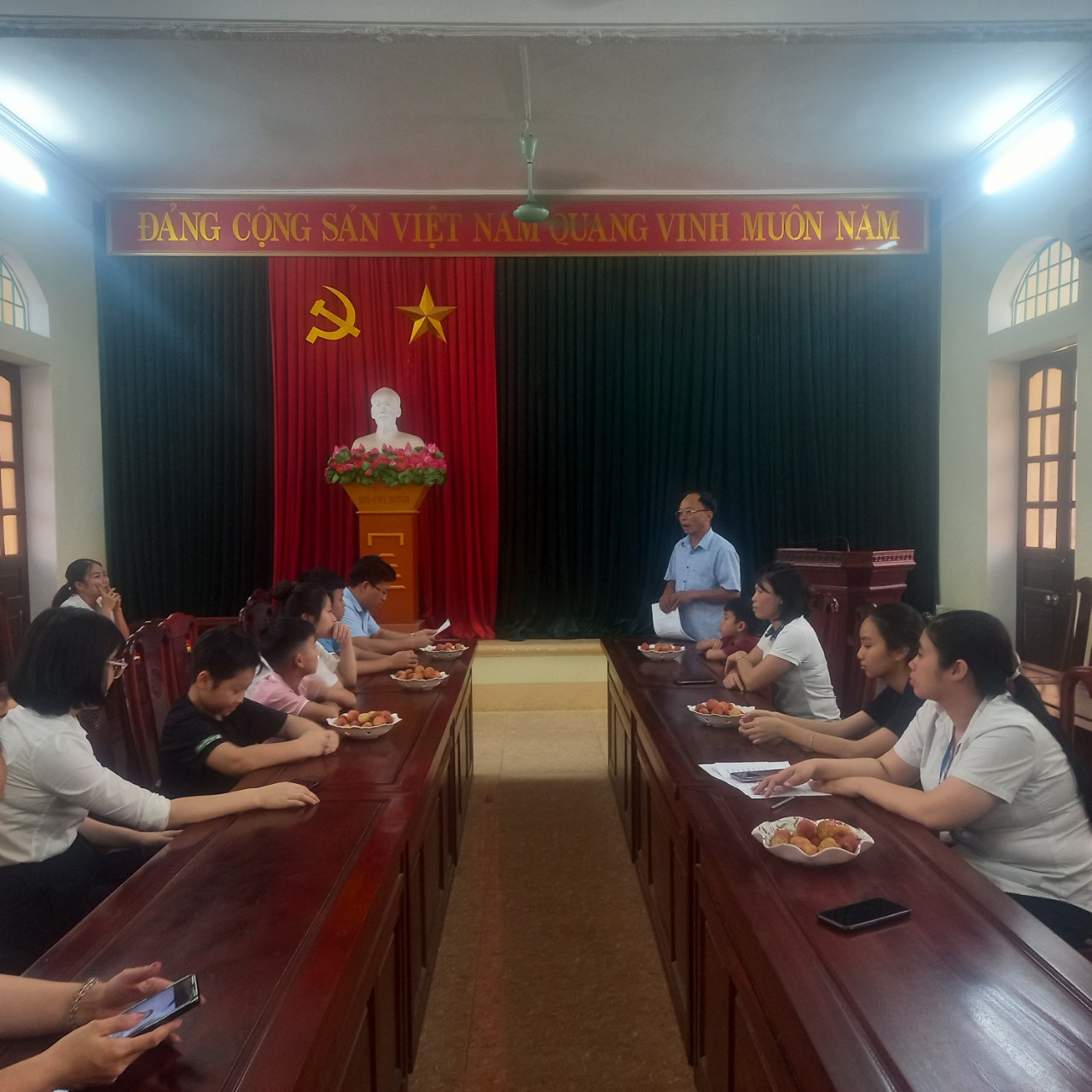 Chi hội Khuyến học xã Quang Sơn tặng quà nhân dịp Tết thiếu nhi 1/6.