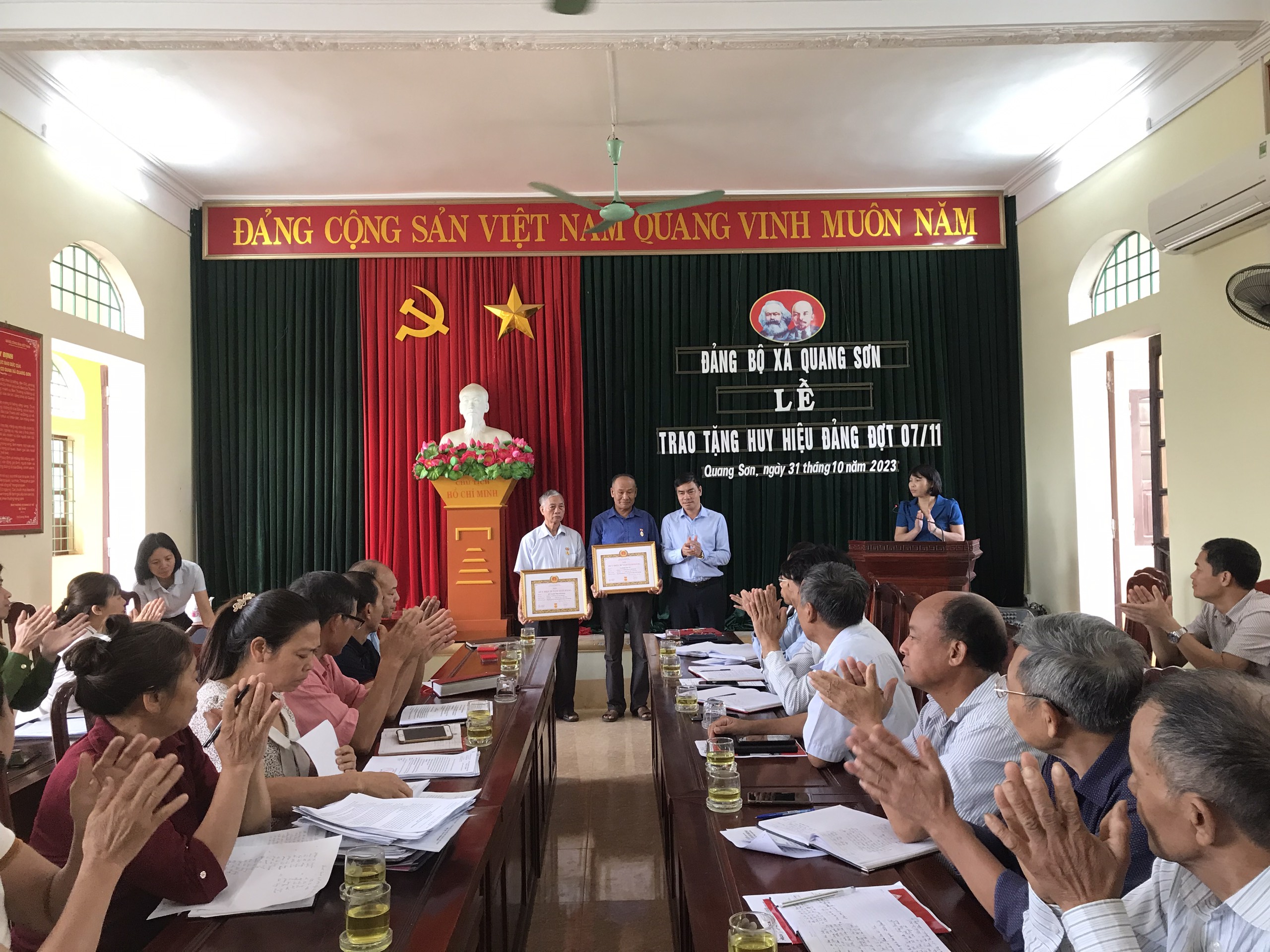 Đảng bộ xã Quang Sơn trao tặng, truy tặng Huy hiệu Đảng đợt 07/11