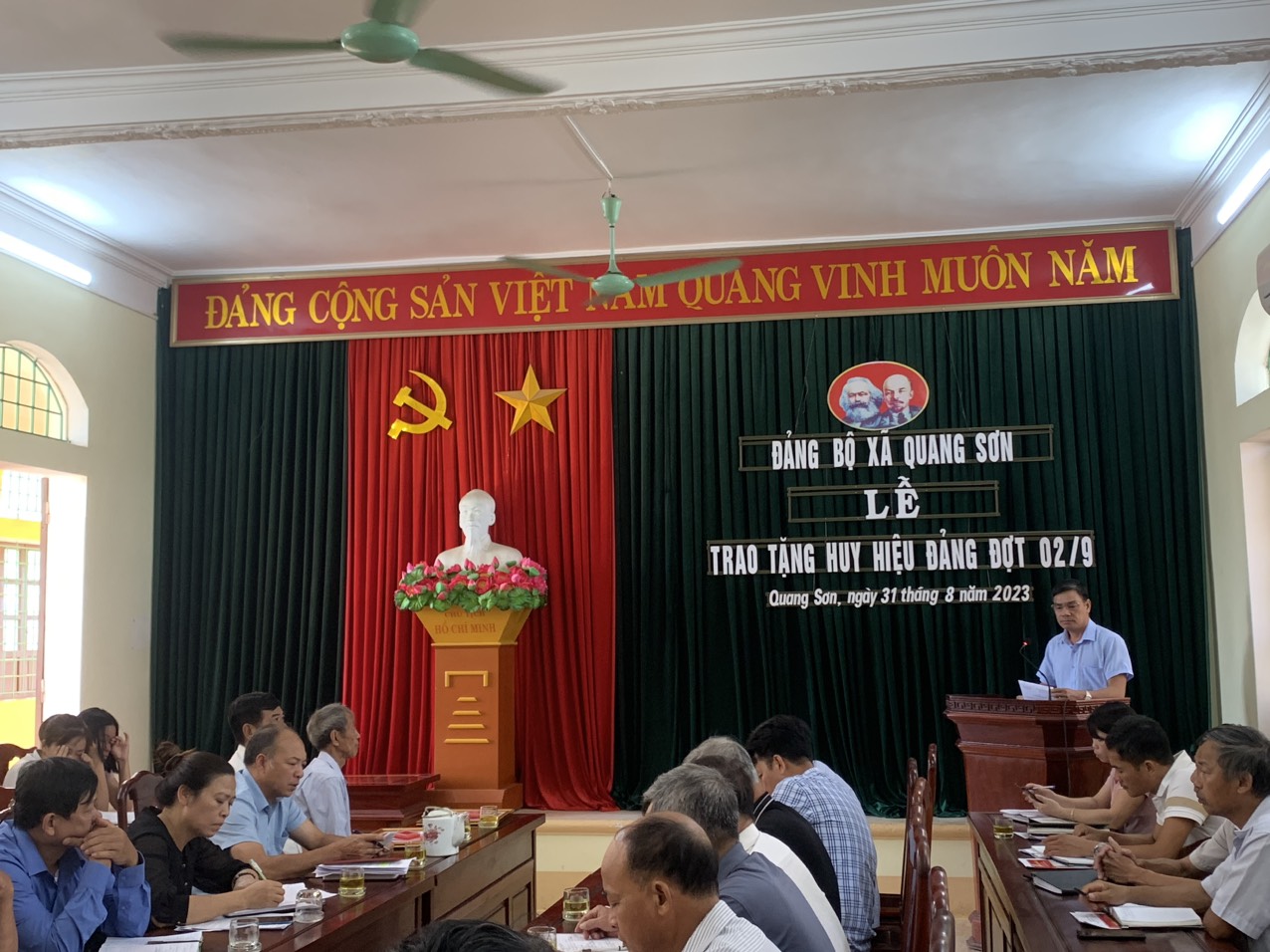 Đảng uỷ xã Quang Sơn long trọng tổ chức lễ trao tặng Huy hiệu Đảng đợt 2/9/2023
